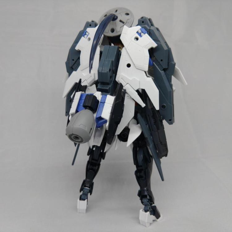 外套風の装甲形態（背面）